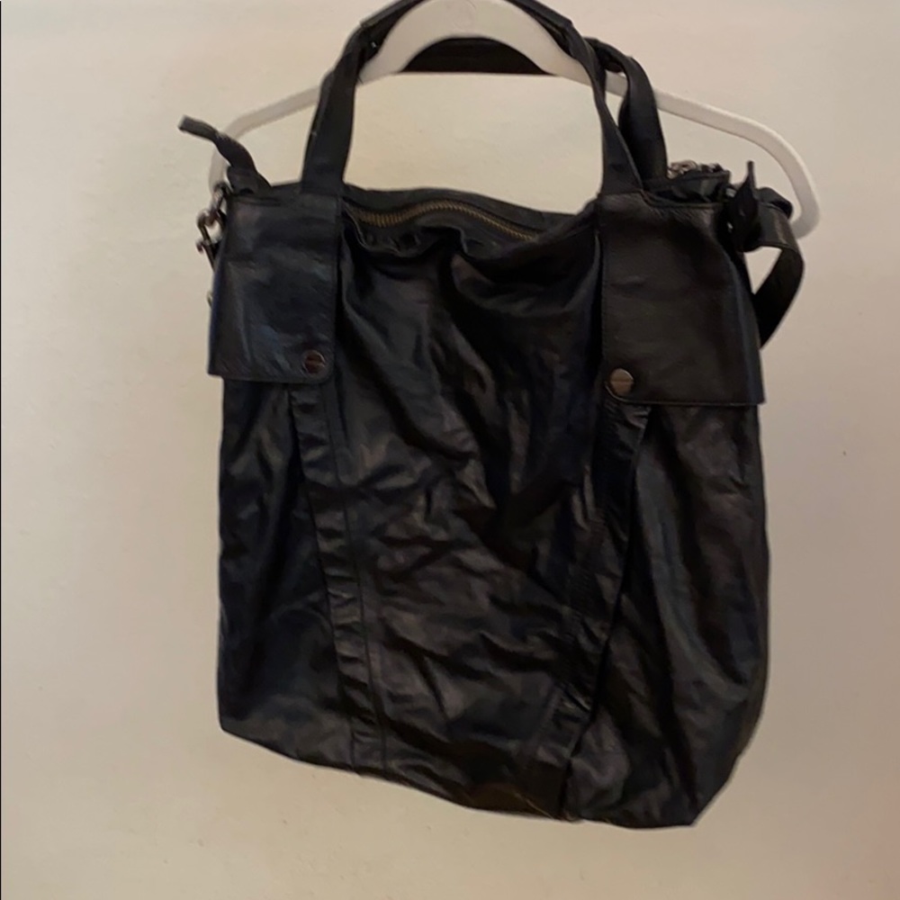 Kenneth Cole leather bag fully lined